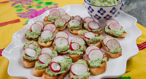 Pureed artichoke crostini