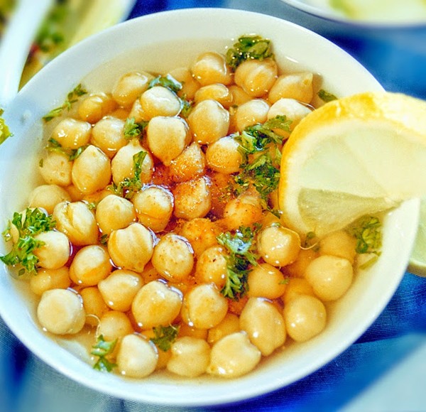 Puréed chickpeas with tahini/sesame paste (Hummus bi-tahina)