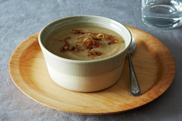 Puréed parsnip and cardamom soup with caramelized shallots