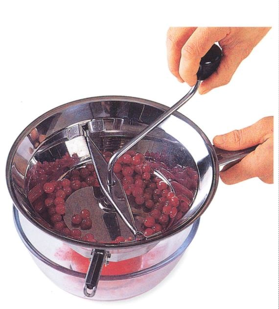 Puréeing redcurrants in a mouli