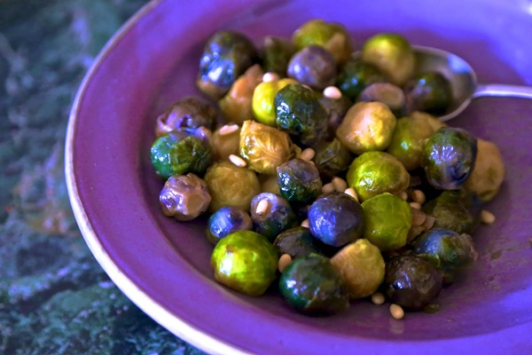 Purple and green Brussels sprouts with sweet white wine