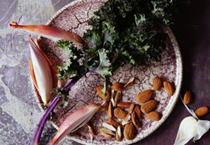 Purple kale, shallots and almonds