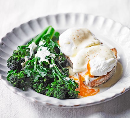 Purple sprouting broccoli, poached eggs & Hollandaise