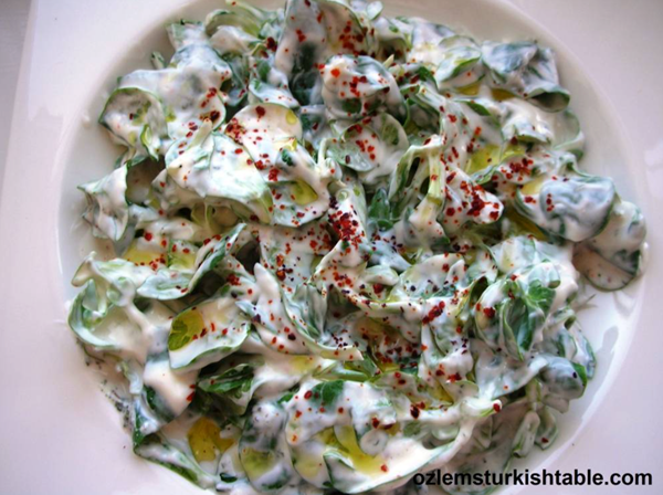 Purslane salad with garlic yoghurt (Yogurtlu semizotu salatasi)