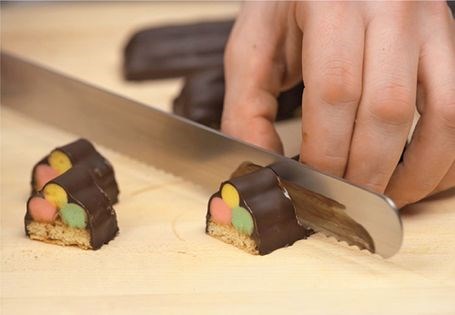 Pyramid-shaped glazed petits fours (Petits fours glacés pyramide)