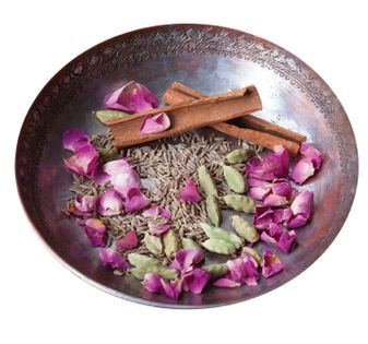 Qazvini four-spice advieh (Advieh-ye qeymeh nesar)