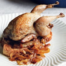 Quail with caramelised onions and brandy (Codorniz al brandy)