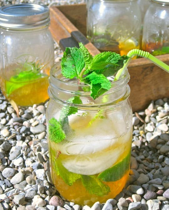 Queen's rum shaker cocktail