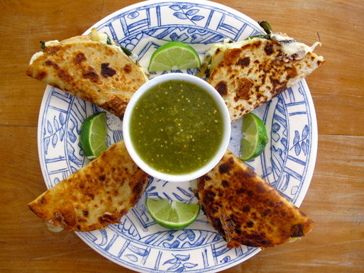 Quesadillas blancas con salsa verde