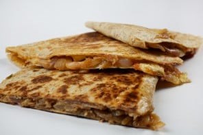 Quesadillas with caramelized onions, quince and horseradish cheese