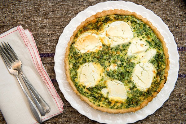 Quiche with herbs and goat cheese