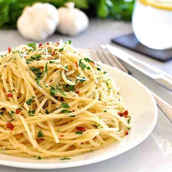 Quick & easy pasta with anchovies (Spaghetti con le acciughe)