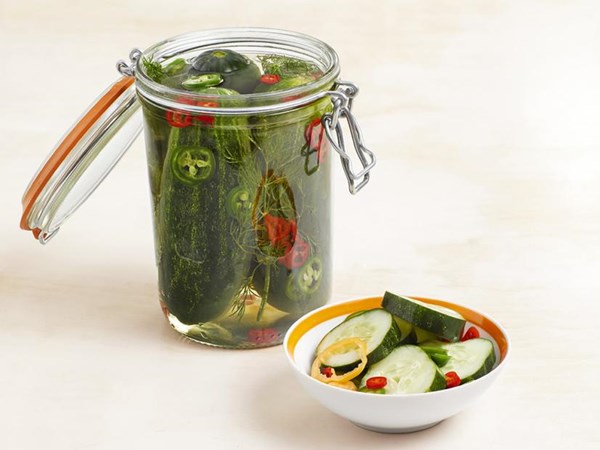 Quick and easy pickles with chiles 