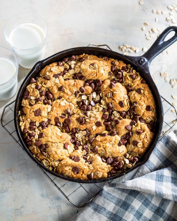 Quick and easy skillet cookie