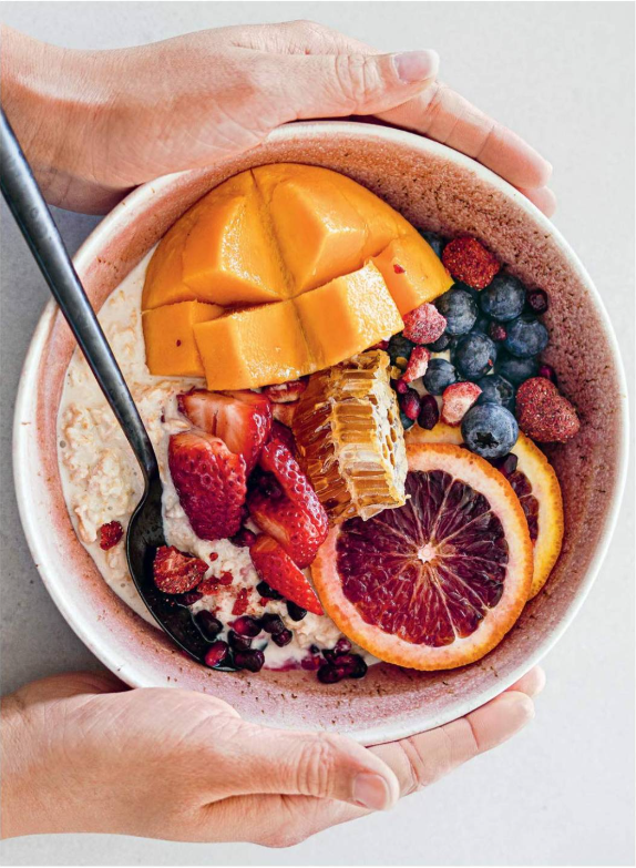 Quick apple-pie oats with fresh fruit