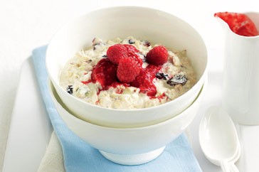 Quick Bircher muesli with raspberry sauce