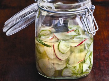 Quick bread-and-butter apple pickles