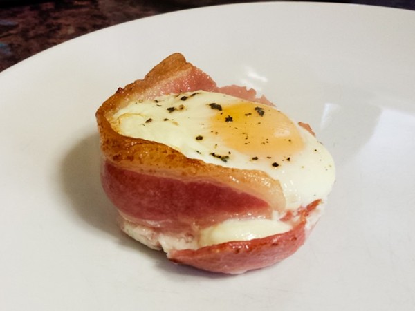 Quick brunch: bacon baked eggs