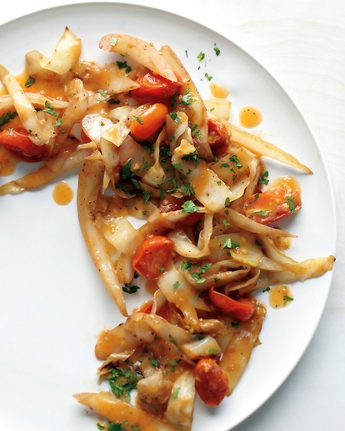 Quick cabbage with tomatoes