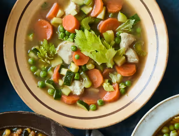 Quick chicken soup with lime and vegetables