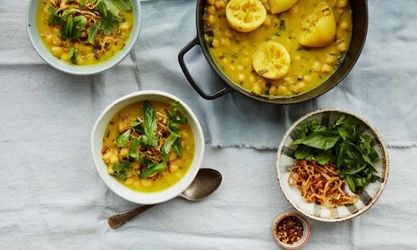 Quick chickpea, coconut and turmeric stew