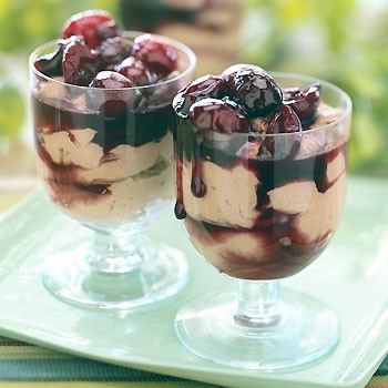 Quick chocolate-cinnamon mousse with cherries