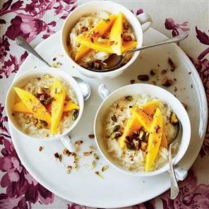 Quick coconut rice pudding with sliced mango