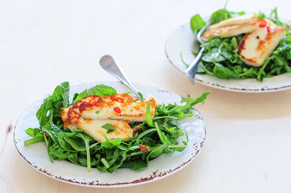 Quick halloumi & rocket salad