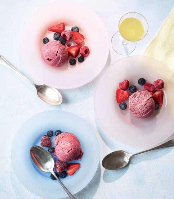 Quick limoncello ice cream with mixed berries (Gelato veloce con limoncello e frutti di bosco)