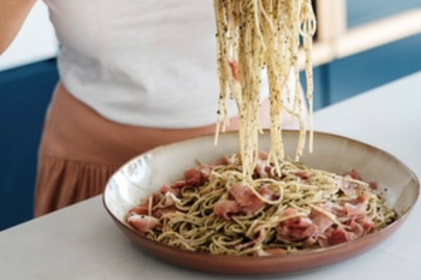 Quick 'n' dirty olive pasta with prosciutto, spinach and olives