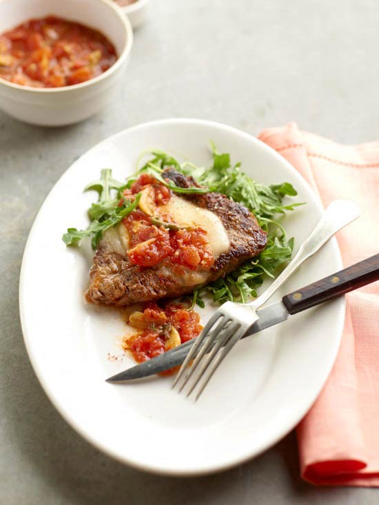 Quick paprika steaks with tomato gravy