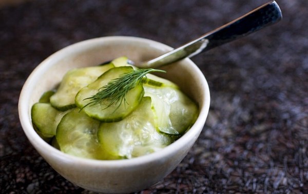 Quick pickled cucumbers