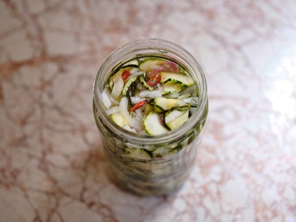 Quick pickled zucchini 