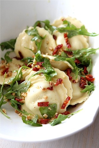 Quick ravioli with sun-dried tomatoes, arugula & hazelnuts