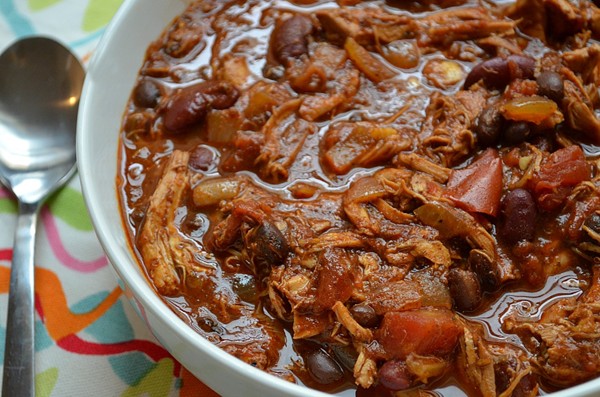 Quick red chicken chili for a crowd