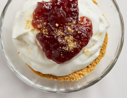 Quick strawberry "cheesecake"