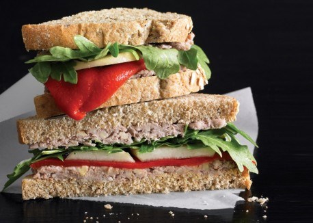 Quick walnut pâté sandwiches with pears and arugula