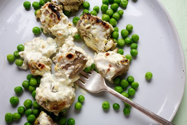 Quick yogurt-curried lamb