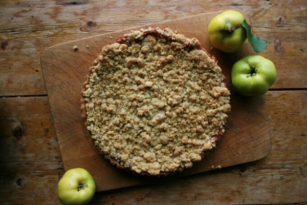 Quince and vanilla puree crumble tart