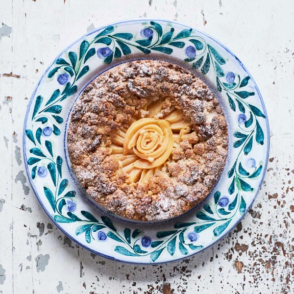 Quince and walnut crumble cake
