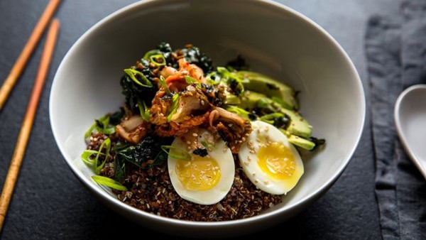Quinoa and rice bowl with kale, kimchi and egg