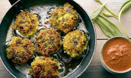 Quinoa and wild garlic cakes with salbitxada sauce