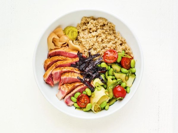 Quinoa bowls with seared tuna 