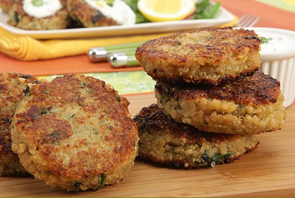 Quinoa cakes with lemon yogurt sauce