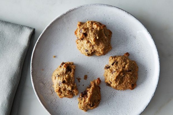 Quinoa cookies with coconut & chocolate chunks