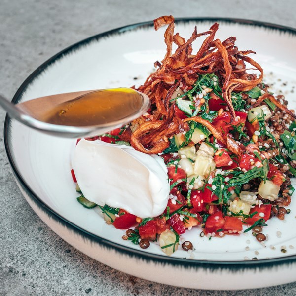 Quinoa-Linsen-Mujaddara mit karamelisierten und frittierten Zwiebeln