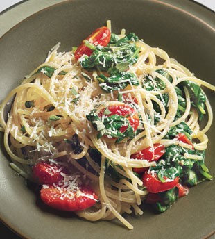 Quinoa pasta with spinach and tomatoes