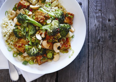 Quinoa pilaf with tempeh and broccoli