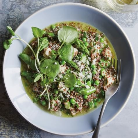 Quinoa risotto with chicken, pesto, asparagus & lemon
