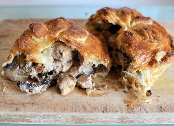 Quorn and mushroom pie